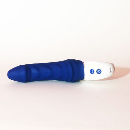 El vibrador Flow con diseño realista y punta curva para estimulación vaginal